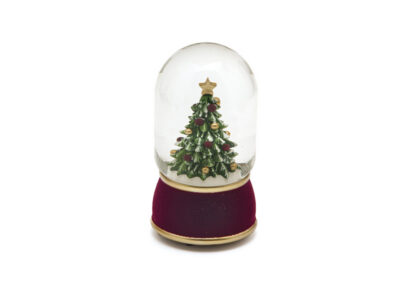 Musikalische Schneekugel mit einem geschmückten Weihnachtsbaum unter Glas auf einem burgunderroten Samtsockel